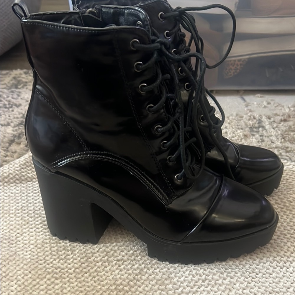 Deep tread lace up combat boots size 7.5